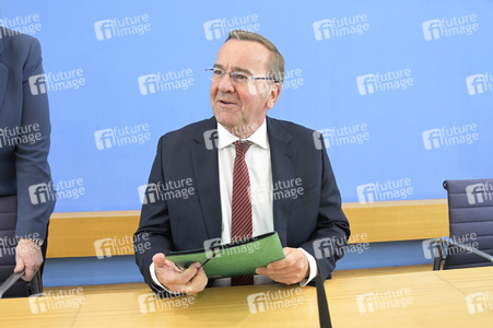 Bundespressekonferenz Neuer Wehrdienst in Berlin